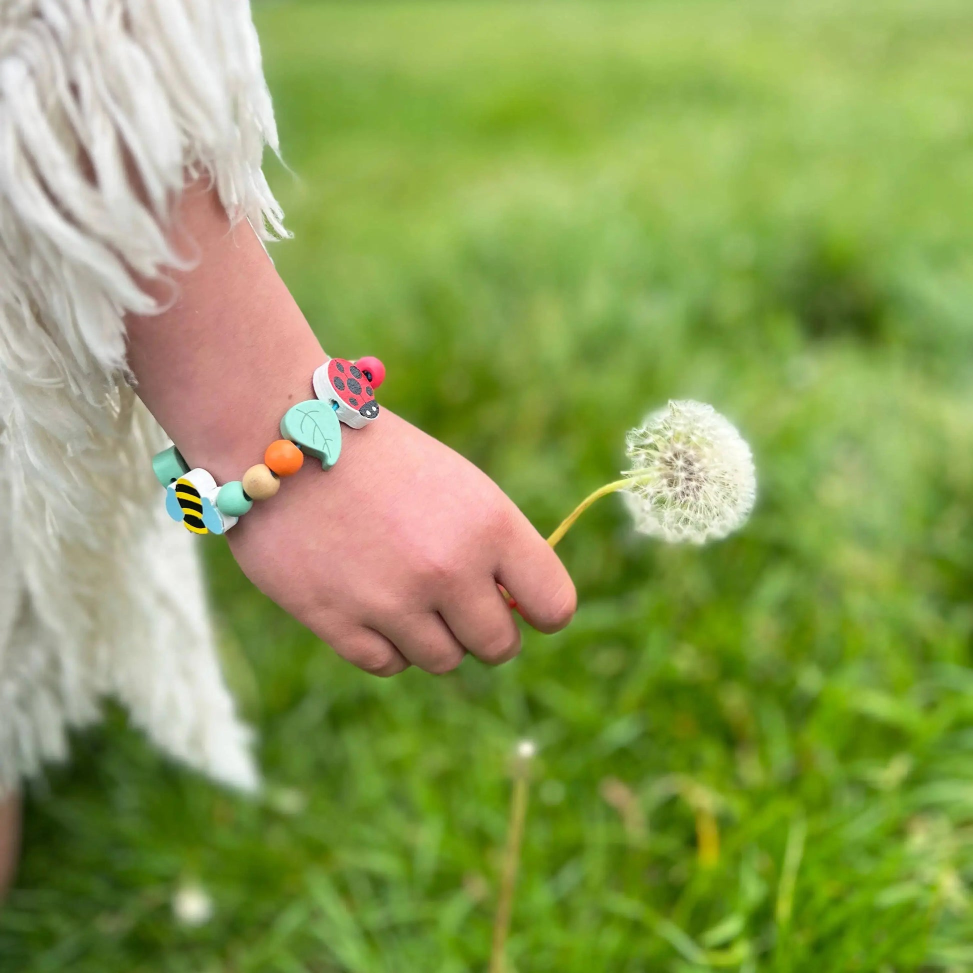 Connect to nature with a DIY bracelet for outdoor activities